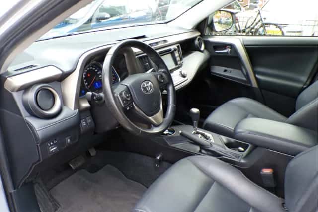 Toyota RAV4 (2016) thumbnail 3