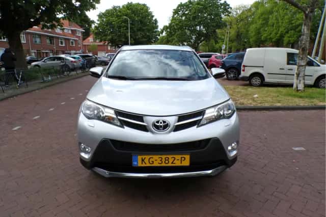 Toyota RAV4 (2016) thumbnail 5