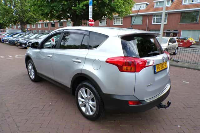 Toyota RAV4 (2016) thumbnail 10
