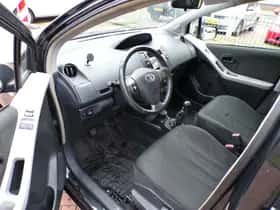 Toyota Yaris (2009) thumbnail 3