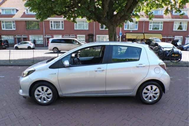 Toyota Yaris (2014) thumbnail 2