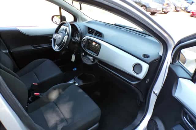 Toyota Yaris (2014) thumbnail 12