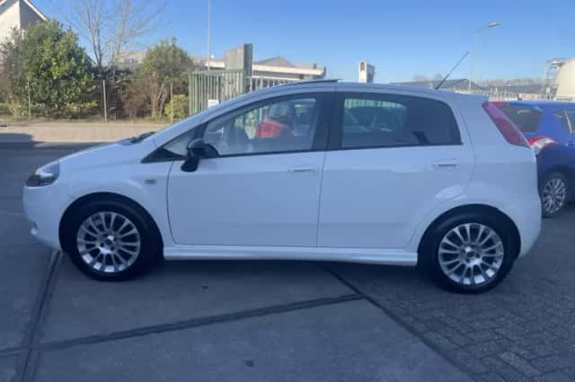 Fiat Grande Punto (2009) thumbnail 3