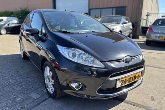 Ford Fiesta (2011) thumbnail 2