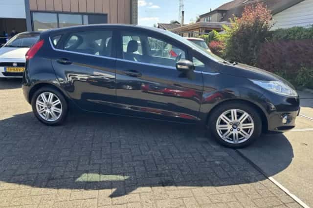 Ford Fiesta (2011) thumbnail 3