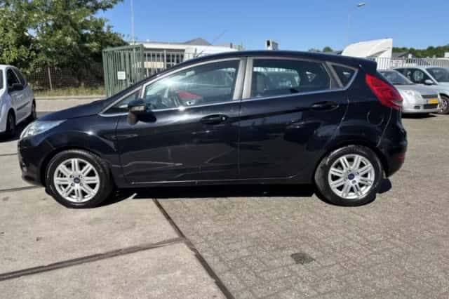 Ford Fiesta (2011) thumbnail 4