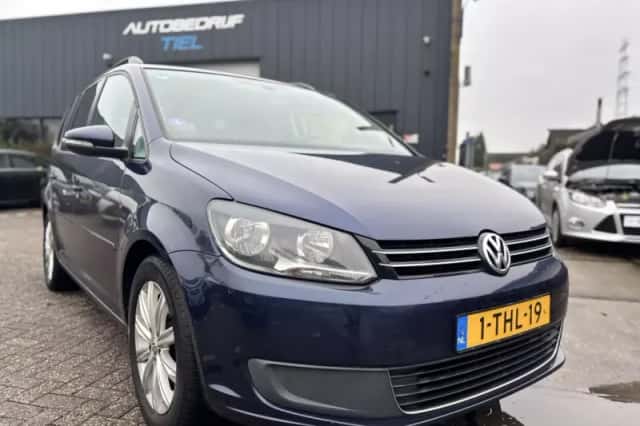 Volkswagen Touran (2014) thumbnail 2