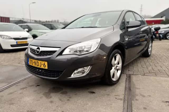 Opel Astra (2010) thumbnail 1