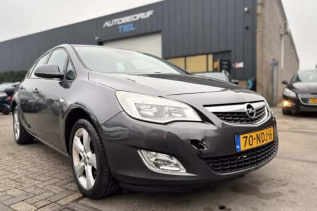 Opel Astra (2010) thumbnail 2