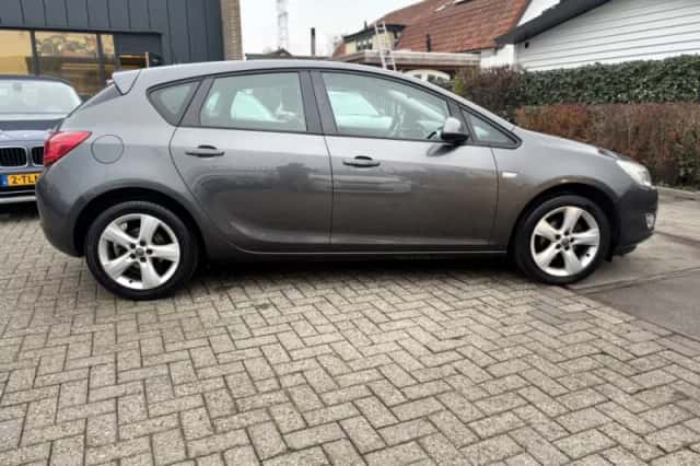 Opel Astra (2010) thumbnail 3
