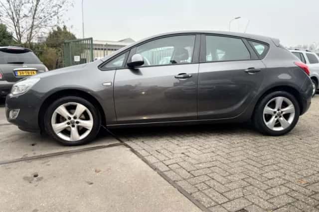 Opel Astra (2010) thumbnail 4
