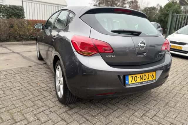 Opel Astra (2010) thumbnail 5