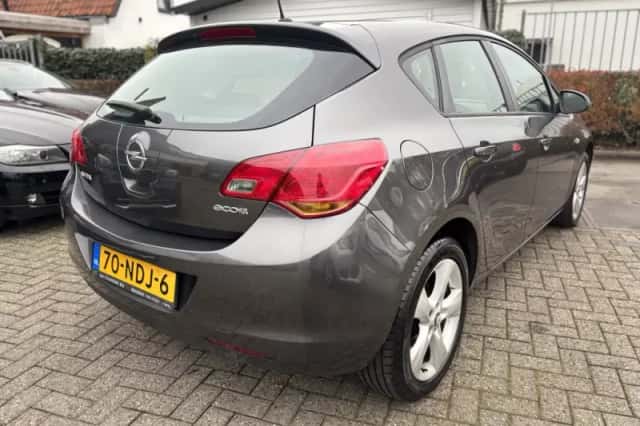 Opel Astra (2010) thumbnail 6