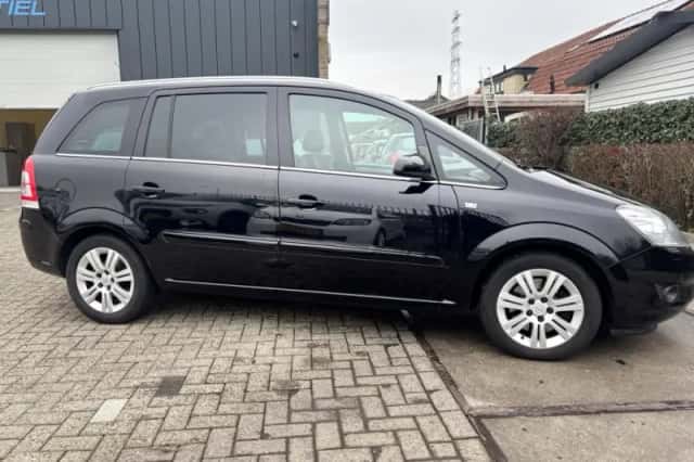 Opel Zafira (2009) thumbnail 3