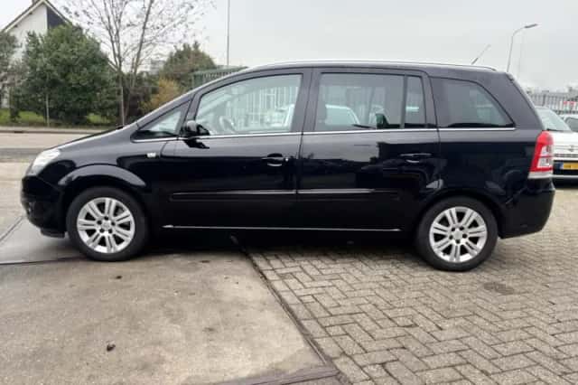 Opel Zafira (2009) thumbnail 4