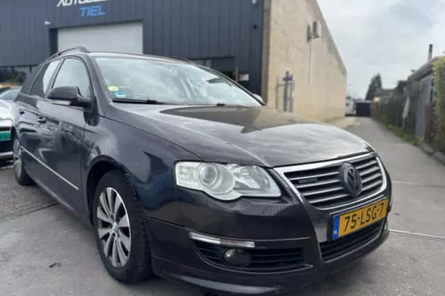Volkswagen Passat (2010) thumbnail 2