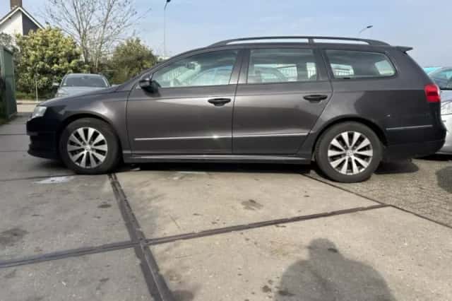 Volkswagen Passat (2010) thumbnail 3