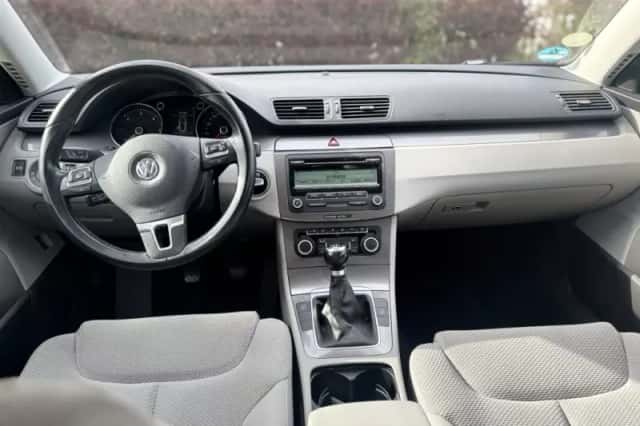 Volkswagen Passat (2010) thumbnail 6