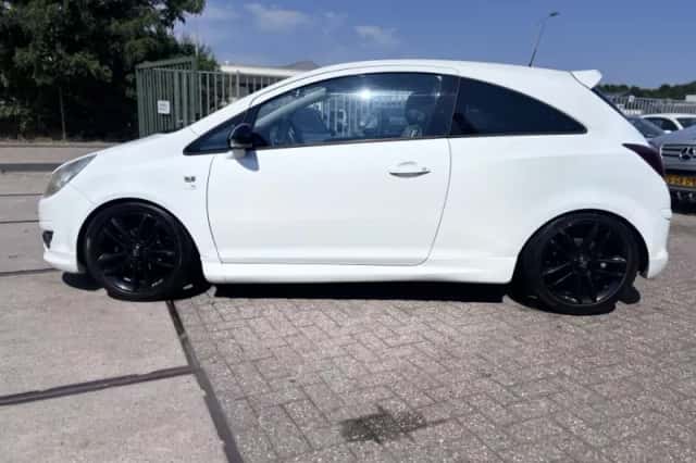 Opel Corsa (2009) thumbnail 3