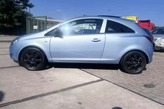 Opel Corsa (2009) thumbnail 3