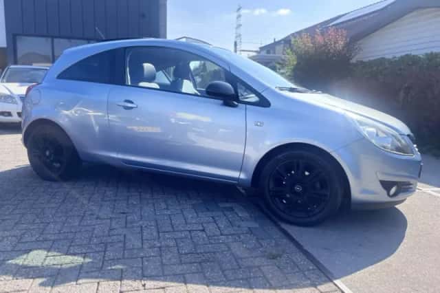 Opel Corsa (2009) thumbnail 4