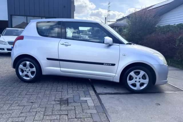 Suzuki Swift (2006) thumbnail 3