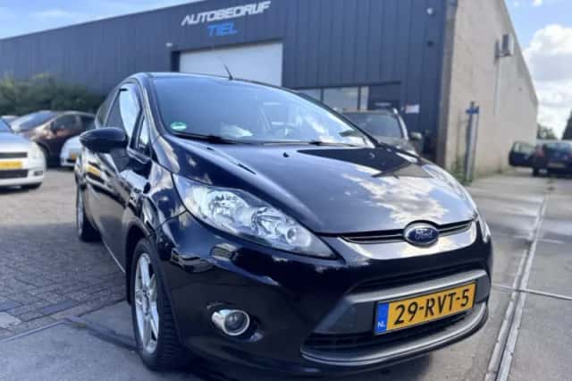Ford Fiesta (2011) thumbnail 2