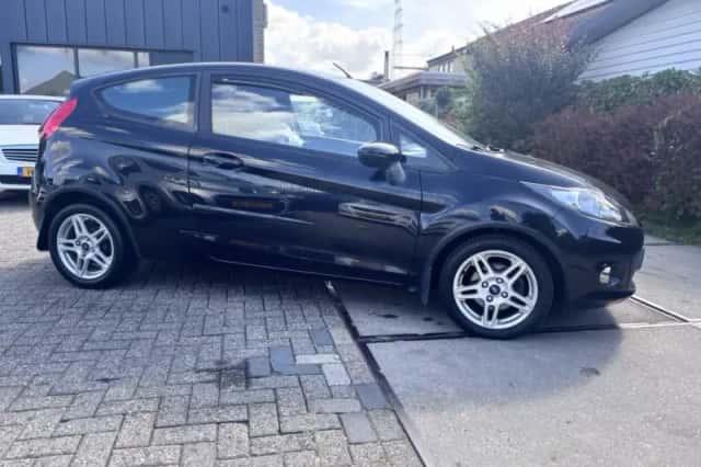 Ford Fiesta (2011) thumbnail 3