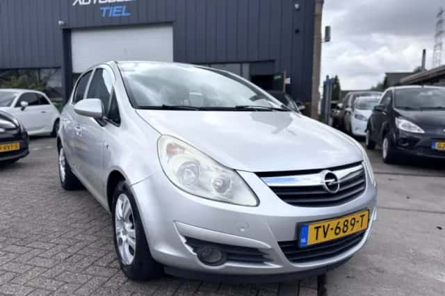 Opel Corsa (2010) thumbnail 2