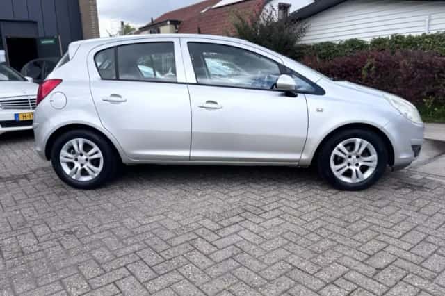 Opel Corsa (2010) thumbnail 3