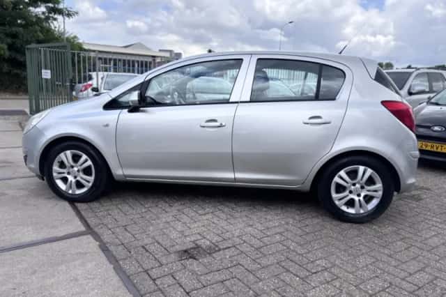 Opel Corsa (2010) thumbnail 4
