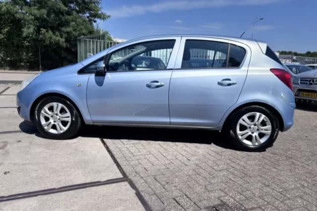 Opel Corsa (2009) thumbnail 3