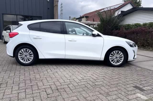 Ford Focus (2021) thumbnail 3