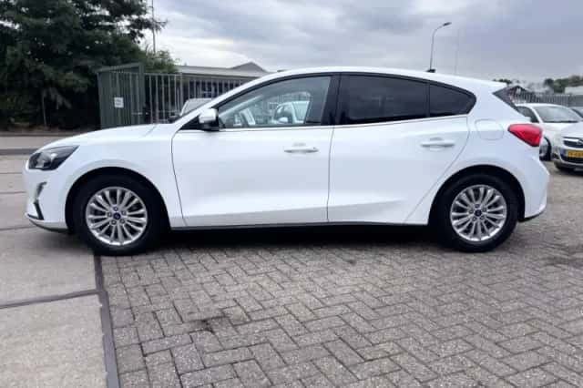 Ford Focus (2021) thumbnail 4