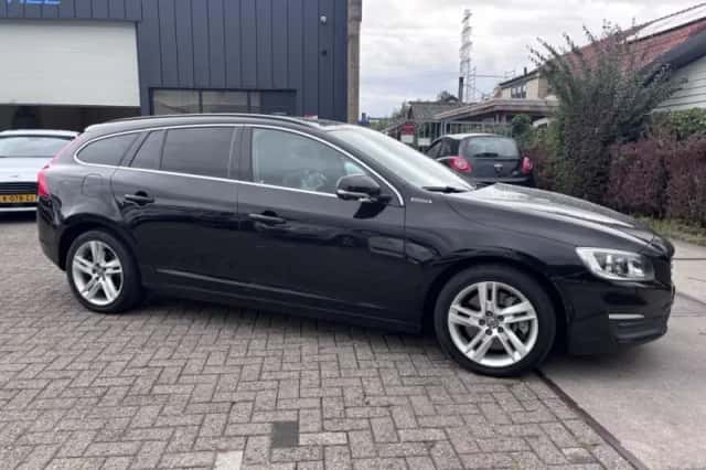Volvo V60 (2015) thumbnail 3