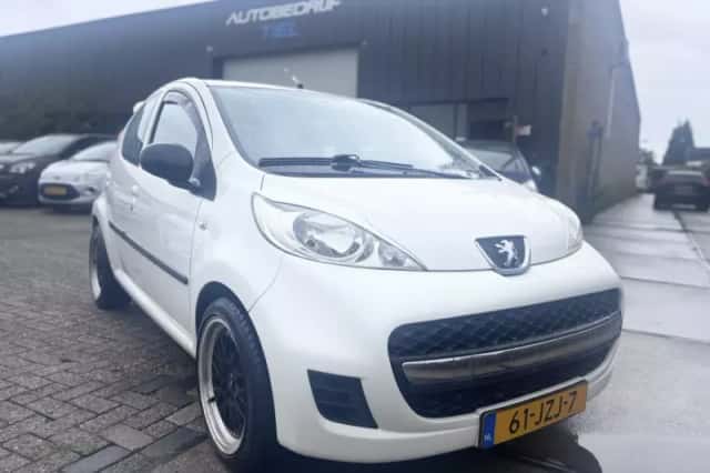Peugeot 107 (2009) thumbnail 2