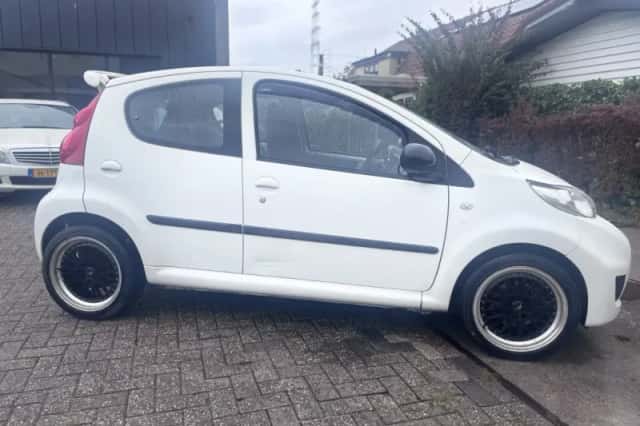 Peugeot 107 (2009) thumbnail 4