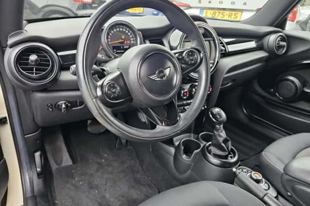 MINI Cooper (2015) thumbnail 3