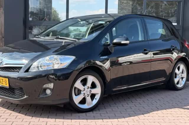 Toyota Auris (2011) thumbnail 1