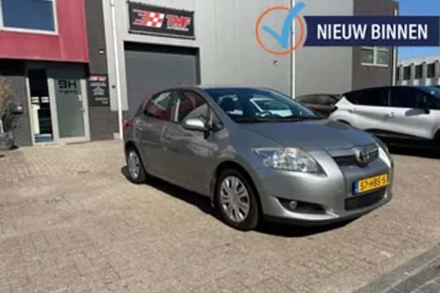 Toyota Auris (2008) thumbnail 1