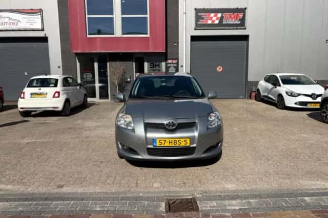 Toyota Auris (2008) thumbnail 2
