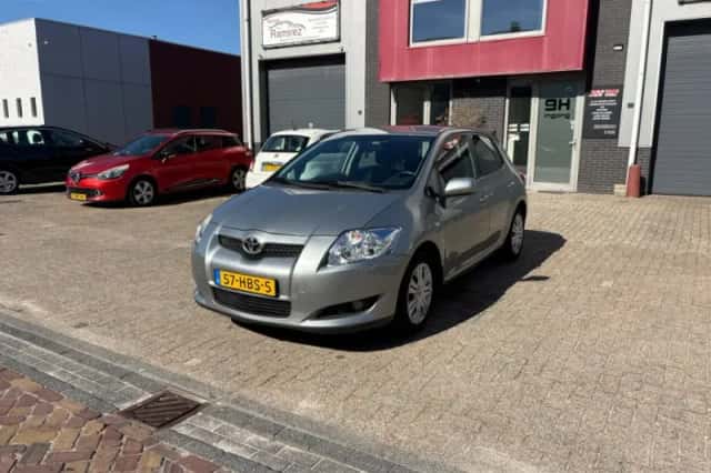 Toyota Auris (2008) thumbnail 3
