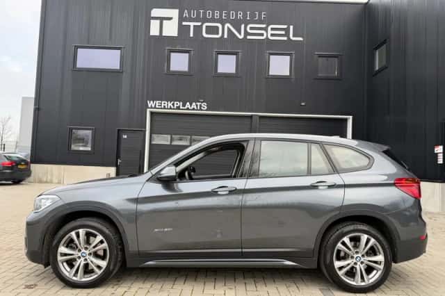 BMW X1 (2016) thumbnail 2