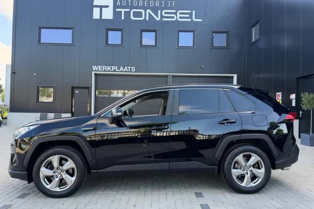 Toyota RAV4 (2021) thumbnail 2