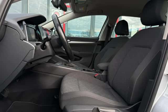 Volkswagen Golf (2022) thumbnail 2