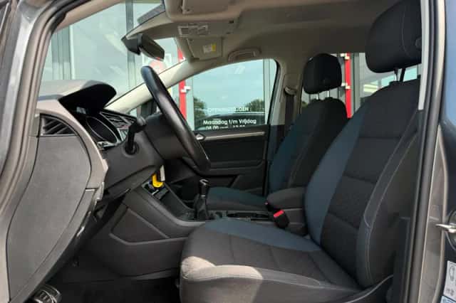 Volkswagen Touran (2019) thumbnail 2