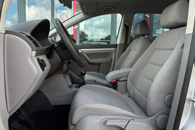 Volkswagen Touran (2010) thumbnail 2