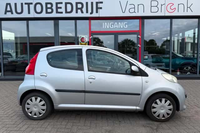 Peugeot 107 (2006) thumbnail 3
