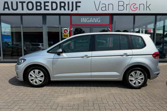 Volkswagen Touran (2017) thumbnail 1