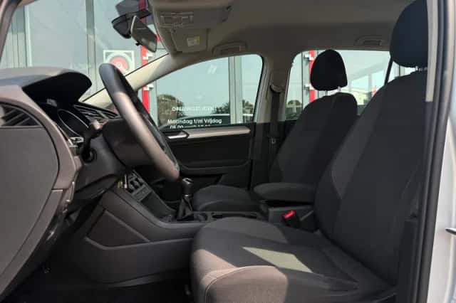 Volkswagen Touran (2017) thumbnail 2